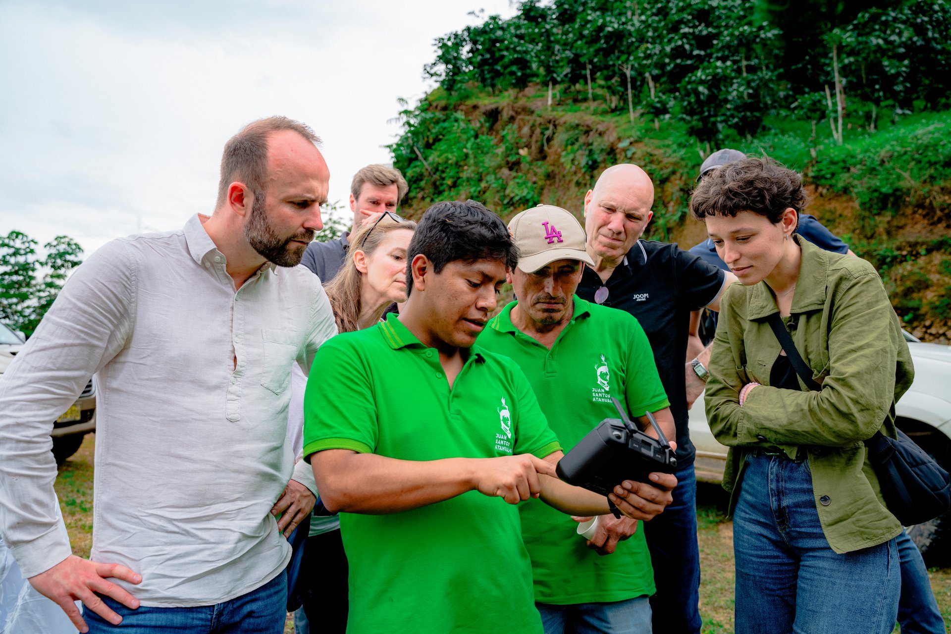 Técnica operando un dron en campo